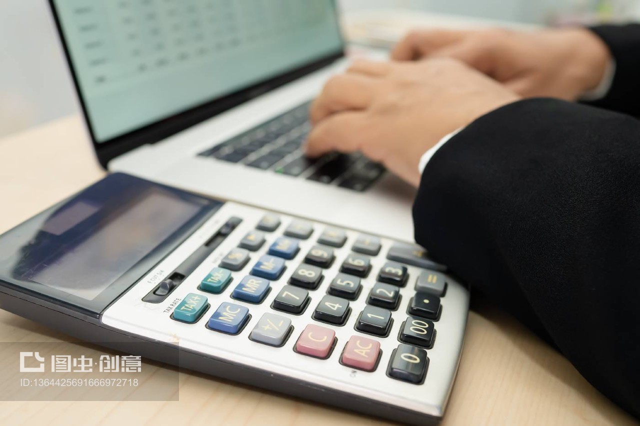 亞洲會計師工作和分析財務報告項目會計圖表和計算器在現代辦公室,財務和商業概念。