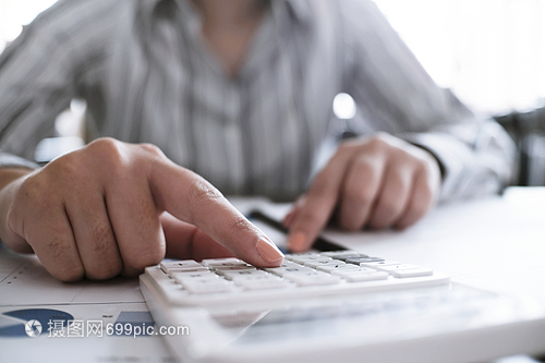 財(cái)務(wù)員檢查核對(duì)賬目